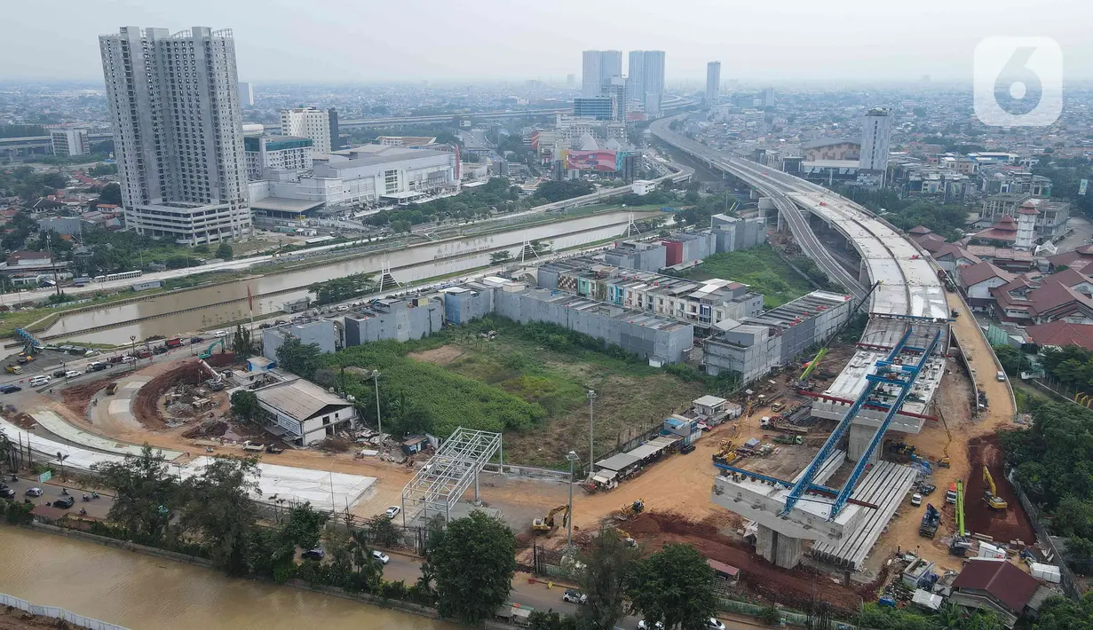 Foto udara pembangunan konstruksi jalan Tol Becakayu (Bekasi Cawang Kampung Melayu) seksi 2A di Bekasi, Jawa Barat, Selasa (14/6/2022). Pembangunan ini diharapkan menjadi alternatif pengguna jalan tol khususnya dari Bekasi menuju Tanjung Priok dan sekitarnya dengan waktu tempuh yang jauh lebih singkat. (Liputan6.com/Herman Zakharia)