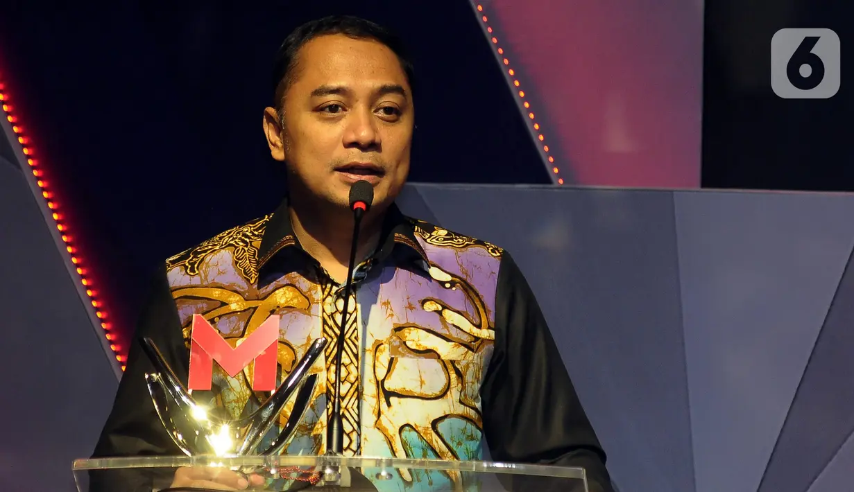 “Dengan adanya reformasi birokrasi ini, maka semua pelayanan di Kota Surabaya kita lakukan dengan digitalisasi. Semua informasi dan semua yang dikerjakan sudah kita lakukan bersama masyarakat, mulai RT/RW di Surabaya bisa melihat jumlah stunting, kemiskinan, hingga pengangguran di kampungnya masing-masing,” kata Eri Cahyadi. (merdeka.com/Imam Buhori)