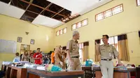 Gubernur Jawa Tengah Ganjar Pranowo saat meninjau kerusakan akibat gempa di SMPN 1 Giriwoyo, Kecamatan Giriwoyo, Kabupaten Wonogiri. (Istimewa)
