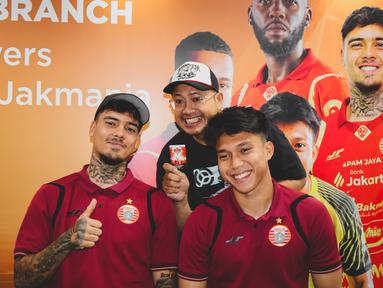 Pemain Persija Jakarta Shayne Pattynama dan Hafız Rizkianur berpose dengan Jakmania dalam acara meet and greet di Kantor Pusat Bank Jakarta pada Rabu (18/2/2025). (Bola.com/Nur Iman Ali)