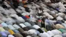 Jemaah pria saat menunaikan salat tarawih malam pertama Ramadan 1439 H di Masjid Istiqlal, Jakarta, Rabu (16/5). Tarawih malam pertama Ramadan 1439 H di Masjid Istiqlal berlangsung khusyuk. (Merdeka.com/Iqbal Nugroho)