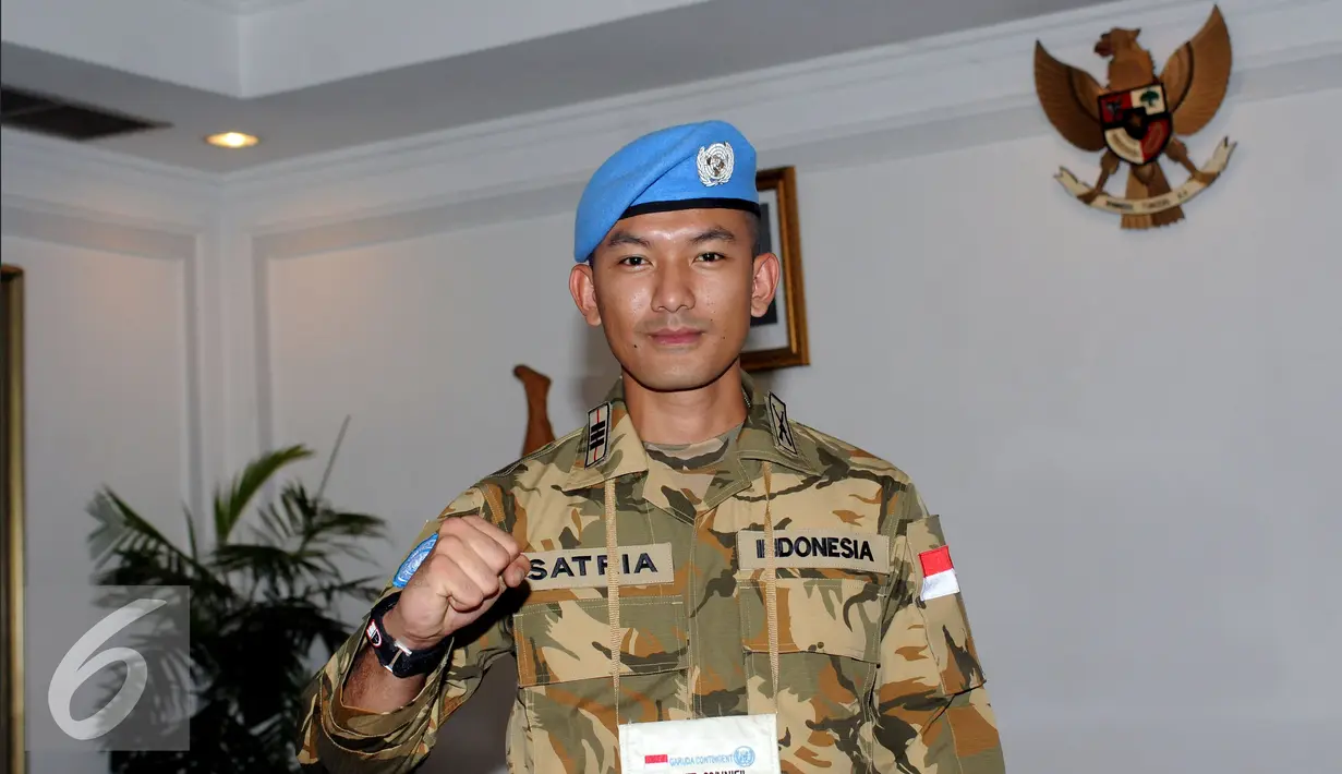 Pemeran utama film ”I Leave My Heart In Lebanon-Garuda 23”, Rio Dewanto berpose di sela sela pengambilan gambar di Bandara Halim Perdanakusuma, Jakarta, Jumat (29/7). Rio berperan sebagai Kapten TNI Satria. (Liputan6.com/Helmi Fithriasyah)