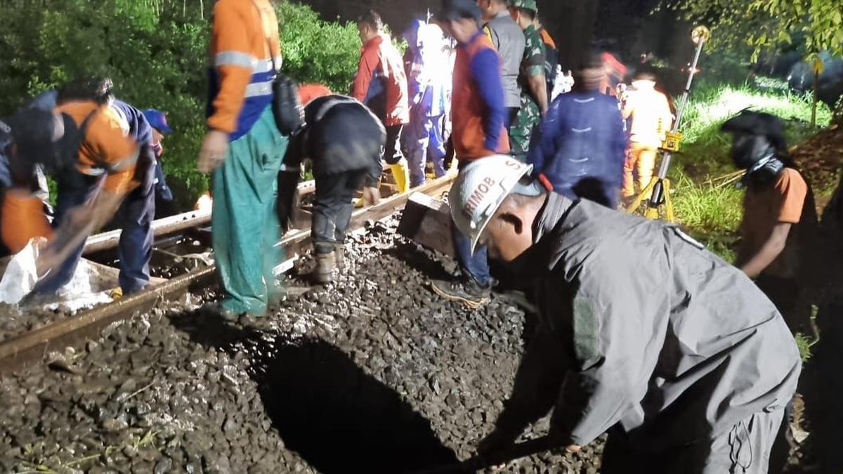 Jalur Kereta Tertutup Longsor di Rel Ciamis-Manonjaya, Calon Penumpang Bisa 'Refund' Tiket 100 Persen