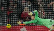 Aksi Kepa Arrizabalaga dalam laga Carabao Cup antara  Arsenal vs Crystal Palace, Rabu (24/12/2025). (AP Photo/Kin Cheung)