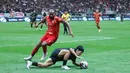 Pemain Persija Jakarta, Thales Lira, berebut bola dengan pemain Borneo FC Samarinda, Kei Hirose, dalam laga pekan ke-24 BRI Super League di Jakarta International Stadium (JIS), Selasa (3/3/2026). (Bola.com/M Iqbal Ichsan)