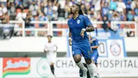 Striker PSIS Semarang, Carlos Fortes, kala menghadapi mantan klubnya, Arema FC, dalam laga uji coba di Stadion Jatidiri, Semarang, Sabtu (4/6/2022). Carlos Fortes dua kali membobol gawang Singo Edan dalam laga yang berakhir 2-1 untuk kemenangan PSIS itu. (Dok. PSIS Semarang)