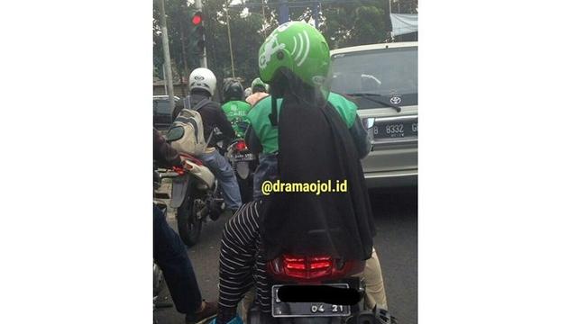 6 Kelakuan Cewek saat Pakai Helm di Jalan Ini Kocak