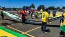 Mereka tampak bersiap-siap dengan menggelar sejumlah spanduk raksasa di halaman stadion. (Bola.com/Hery Kurniawan)