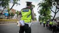 Anggota Polisi Lalu Lintas melakukan Operasi Patuh Jaya 2020 di Jalan Letjen Suprapto, Jakarta Pusat, Kamis (23/7/2020). Ditlantas Polda Metro Jaya menggelar Operasi Patuh Jaya 2020 dari 23 Juli hingga 5 Agustus mendatang untuk menertibkan masyarakat dalam berlalu lintas. (Liputan6.com/Faizal Fanani