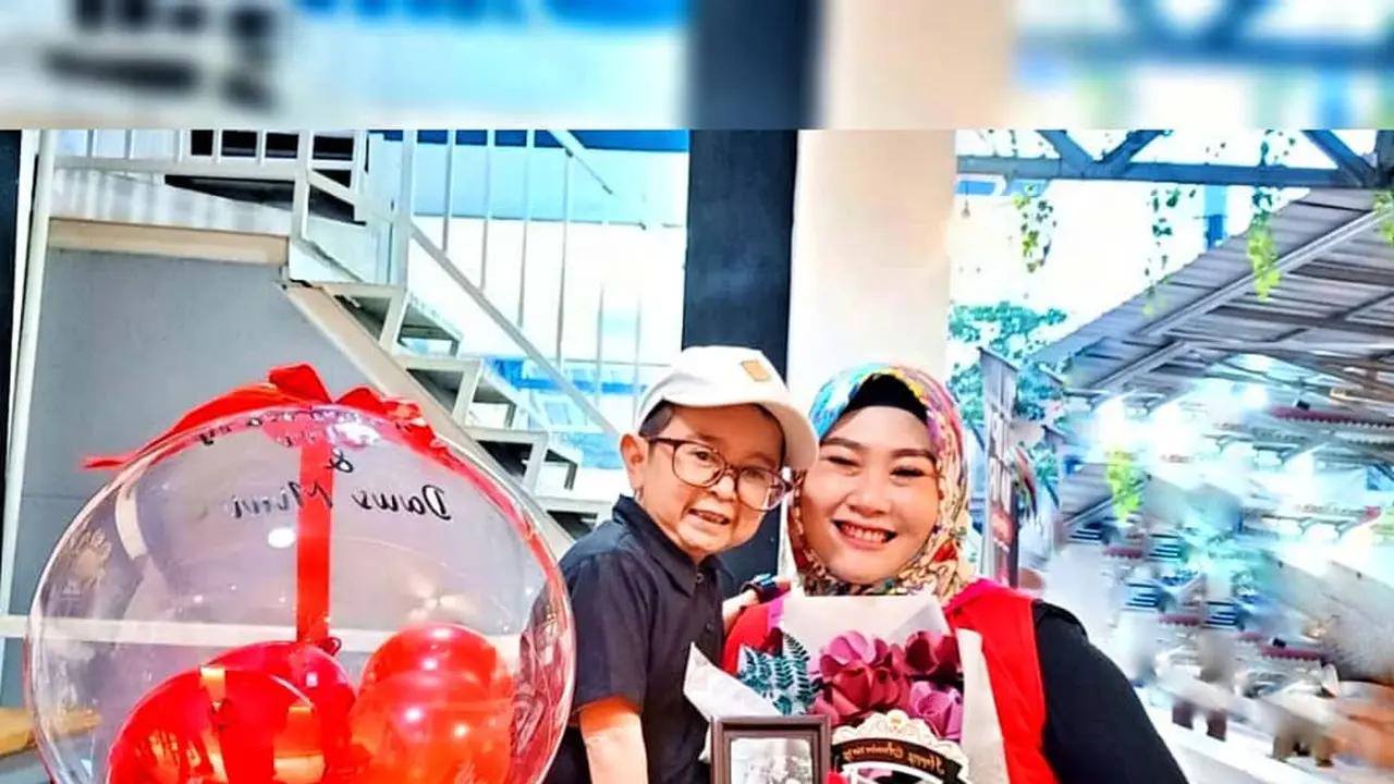 7 Potret Mesra Daus Mini dengan Istri yang Ingin Segera Punya Anak Lagi