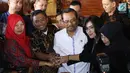Terpidana kasus pelanggaran UU ITE, Baiq Nuril (kiri) didampingi anggota DPR Fraksi PDIP Rieke Diah Pitaloka usai menemui Jaksa Agung HM Prasetyo usai bertemui di Kejaksaan Agung, Jakarta, Jumat (12/7/2019). Kedatangan Baiq Nuril itu untuk mengajukan penangguhan eksekusi. (Liputan6.com/Johan Tallo)
