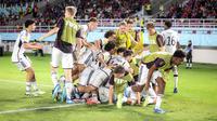 Selebrasi para pemain Timnas Jerman U-17 setelah Noah Darvich mencetak gol kedua ke gawang Timnas Prancis U-17 pada laga final Piala Dunia U-17 2023 di Stadion Manahan, Solo, Sabtu (2/12/2023). (Bola.com/Bagaskara Lazuardi)