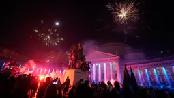 Jalan-jalan dipenuhi penduduk kota. Mereka bernyanyi, berjoget, dan memeluk satu sama lain tanpa saling kenal sebelumnya. (AP Photo/Andrew Medichini)
