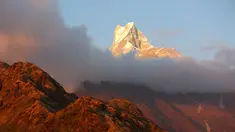 Foto yang diabadikan pada 10 November 2020 ini menunjukkan pemandangan pegunungan Annapurna di Nepal. (Xinhua/Tang Wei)