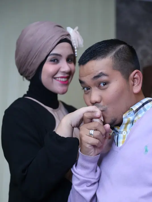 Bekti dan Indra akhirnya menggelar akad nikah pada 10 Oktober 2010 di Masjid Baitut-Tholibin, Kementrian Pendidikan Nasional, Jakarta Selatan. (Bintang.com/Repro: Nurwahyunan)