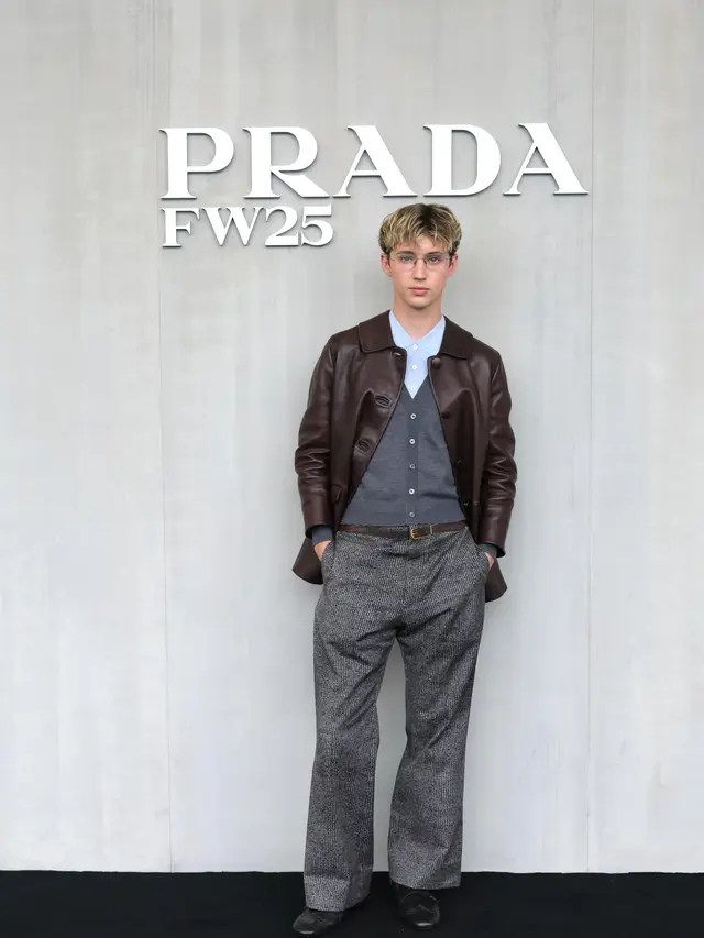 6 Gaya Memukau Artis Hadiri Prada Uomo FW25 Show, dari Sana TWICE, Win Metawin, hingga Kim Soo Hyun