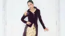 Istri Jesse Choi tersebut mengenakan custom deconstructed kebaya warna ungu dari TANGAN, dipadukan kain tenun songket sambas dari Cita Tenun, serta aksesori emas dari Tulola. @maudyayunda