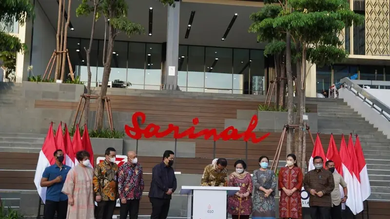 Presiden Joko Widodo dan Menteri Badan Usaha Milik Negara (BUMN) Erick Thohir di Peresmian Sarinah di Jakarta, Kamis (14/7/2022).