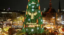 Menurut pemerintah kota Dortmund, ini adalah pohon Natal terbesar di dunia. (AP Photo/Martin Meissner)