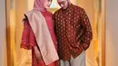 Sementara itu, sang suami, Jeje, tampil tak kalah stylish dengan mengenakan top oversize yang terinspirasi dari beskap. Warna koral senada dengan motif simpel menambah kesan mewah dan elegan. @wanda_haraa/@didietmaulana].