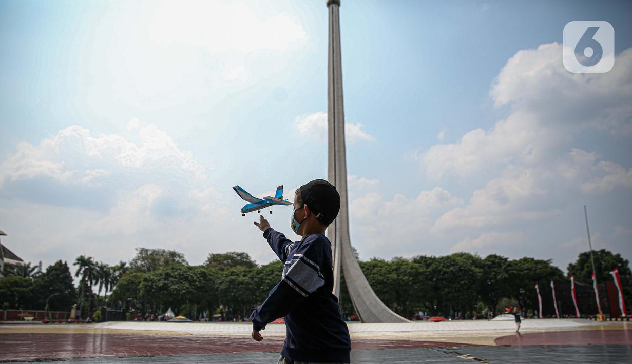 Seorang anak bermain saat mengunjungi TMII, Jakarta, Kamis (20/8/2020). Libur panjang yang bertepatan tahun baru islam di manfaatkan masyarakat bersama keluarga  berlibur ke sejumlah tempat wisata. (Liputan6.com/Faizal Fanani)