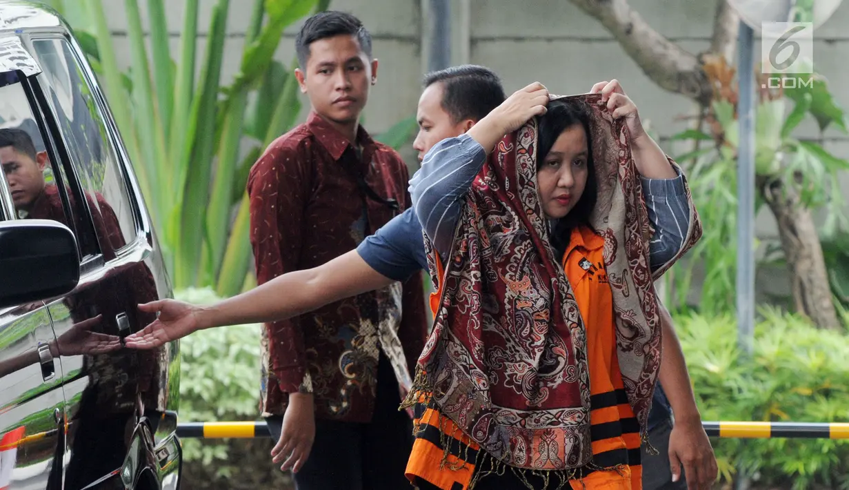 Kepala Bidang Tata Ruang Dinas PUPR Bekasi Neneng Rahmi tiba di Gedung KPK, Jakarta, Selasa(11/12). Neneng menggunakan kain penutup kepala jelang menjalani pemeriksaan penyidik KPK. (Merdeka.com/Dwi Narwoko)