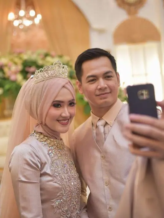 Dalam keterangan fotonya, setelah pasangan ini resmi bercerai, bukan berarti tak lagi menjalin hubungan. Demi membesarkan anak-anak dari pernikahannya, pasangan ini tetap menjalin silaturahmi. (Instagram/tommykurniawann)