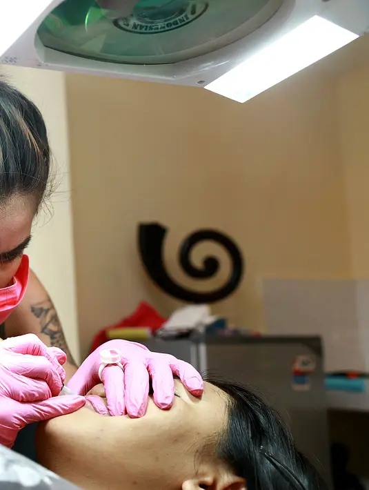 Sheila Marcia Joseph saat melakukan perawatan sulam bibir.  (Galih W. Satria/Bintang.com)