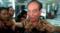 Politikus senior Partai Golkar Theo L Sambuaga menjenguk BJ Habibie di RSPAD, Selasa (10/9/2019). (Merdeka.com/ Ronald)