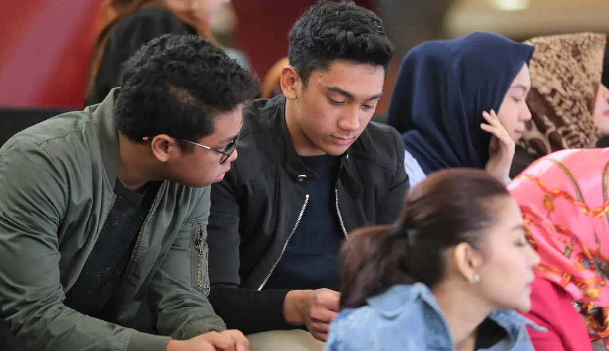 Daffa Wardhana saat hadir dalam peluncuran buku Inneke & Marini's Journey: Hi Darl di Senayan City, Jakarta Selatan, Kamis (26/10/2017). Daffa sekarang ini masih menyelesaikan kuliahnya di salah satu universitas Australia. (Adrian Putra/Bintang.com)