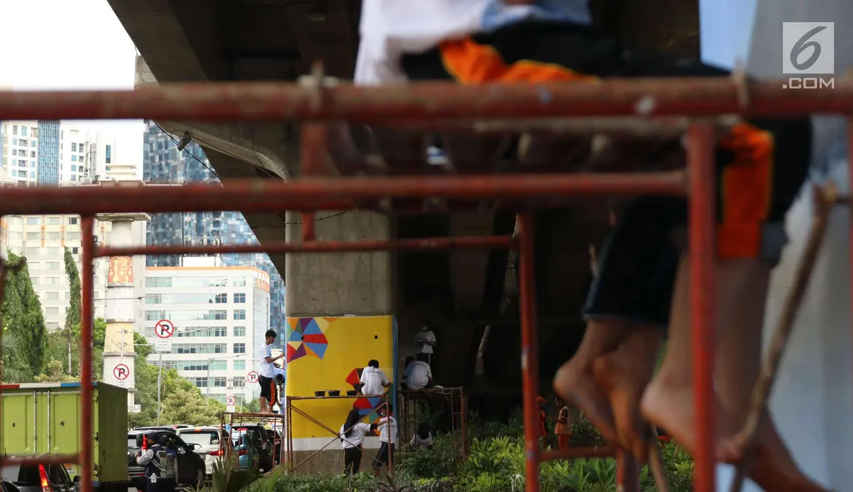 Siswa SMK N 46 Jakarta menggambar mural di bawah kolong jalan layang non tol Kasablangka, Jakarta, Jumat (1/12). Mural tersebut di lakukan untuk mempercantik kawasan tersebut. (Liputan6.com/Angga Yuniar)