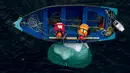 Blair Baker dan Taylor Lindsorn menjerat sepotong gunung es terapung di Teluk Bonavista, Newfoundland, Kanada, 29 Juni 2019. Para pemburu biasa menjual lelehan air gunung es terapung kepada produsen vodka, minuman keras, bir hingga kosmetik. (Johannes Eisele/AFP)