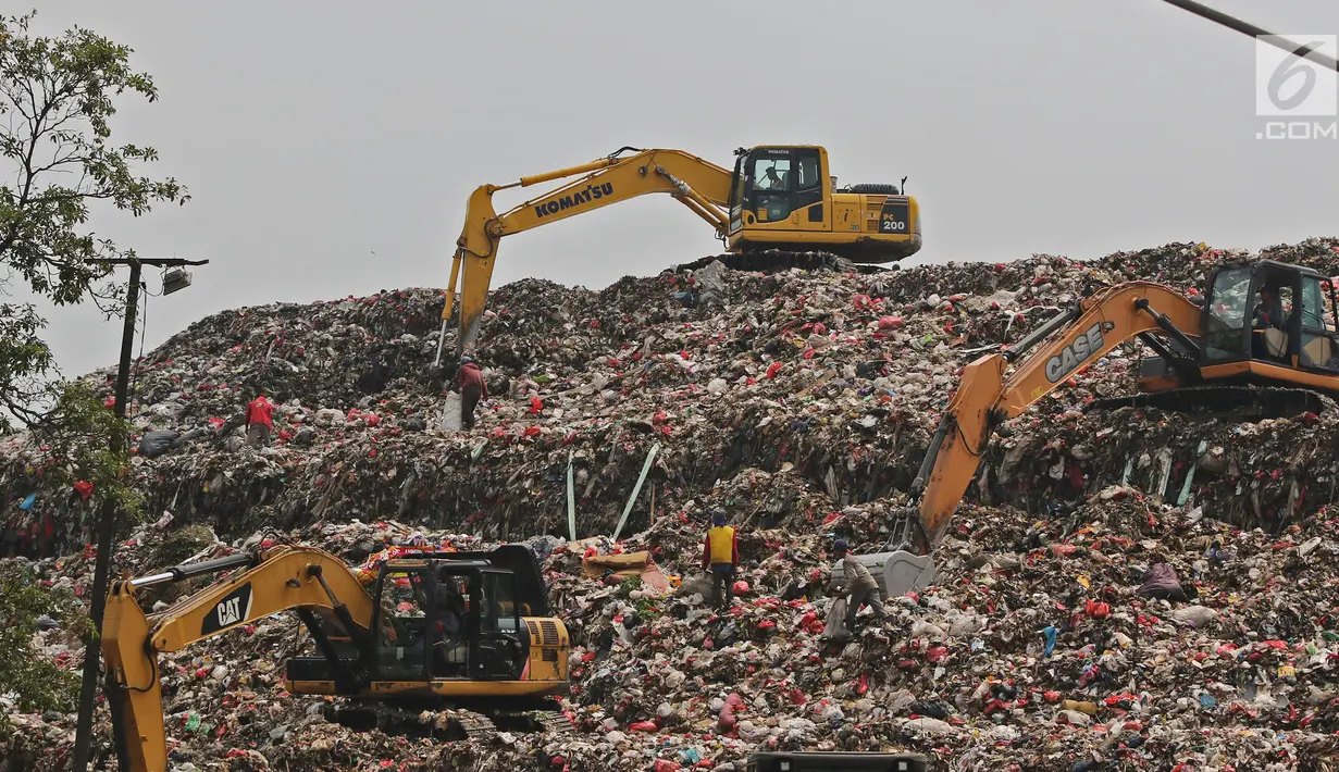 Alat berat mengeruk sampah di Tempat Pembuangan Akhir (TPA) Sampah Cipayung, Depok, Jawa Barat, Senin (16/9/2019). Pemerintah Kota (Pemkot) berencana mengalihkan pembuangan sampah dari TPA Cipayung ke TPA Regional Lulut-Nambo di Kabupaten Bogor, Jawa Barat. (Liputan6.com/Herman Zakharia)