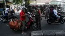 Petugas menghentikan pengendara motor saat Razia Protokol Kesehatan di kawasan Kebayoran Lama, Jakarta, Selasa (19/10/2021). Razia PPKM Level 3 kerap dilakukan demi memutus rantai penyebaran covid 19, dengan sanksi denda Rp 100.000 dan sanksi sosial seperti menyapu jalan. (Liputan6.com/Johan Tallo)