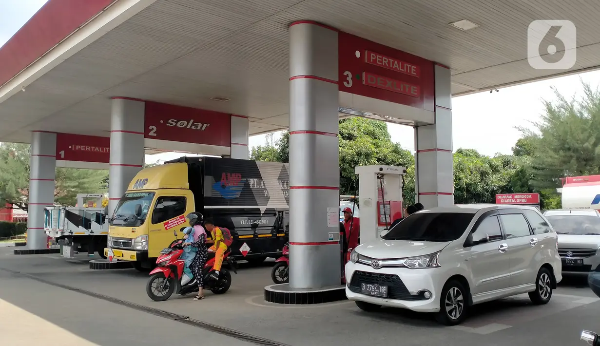 Sejumlah kendaraan mengisi bahan bakar minyak (BBM) di SPBU Pertamina wilayah Gunung Putri, Kabupaten Bogor, Jawa Barat, Jumat (2/9/2022). Pemerintah mengatakan bahwa kebijakan menikkan harga BBM subsidi sampai saat ini masih terus dihitung dengan prinsip kehati-hatian. (Liputan6.com/Magang/Aida Nuralifa)