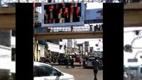 Seorang pria tewas setelah melompat dari atas jembatan penyeberangan orang (JPO) di Jalan Asia Afrika, Bandung pada Jumat (1/6). (Via: liputan6.com)
