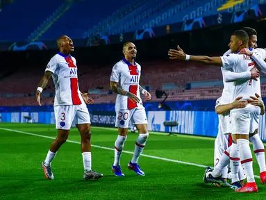 Pemain Paris Saint-Germain Kylian Mbappe (kanan) merayakan setelah mencetak gol ke gawang Barcelona pada leg pertama babak 16 besar Liga Champions di Camp Nou, Barcelona, Spanyol, Selasa (16/2/2021). PSG menang 4-1. (AP Photo/Joan Monfort)