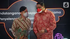 Wali Kota Solo Gibran Rakabuming Raka (kiri) berbincang dengan Director and COO Indosat Ooredoo Vikram Sinha (kanan) di sela-sela penandatanganan kesepakatan kerja sama dukungan Indosat Ooredoo di Balai Kota Solo, Senin (4/10/2021). (Liputan6.com/HO/Indosat)