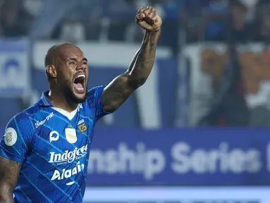 Pemain Persib Bandung, David Da Silva melakukan selebrasi setelah mencetak gol ke gawang Madura United pada laga leg 1 final Championship Series BRI Liga 1 2023/2024 antara Persib Bandung melawan Madura United di Stadion Si Jalak Harupat, Bandung, Minggu (26/05/2024). (Bola.com/M Iqbal Ichsan)