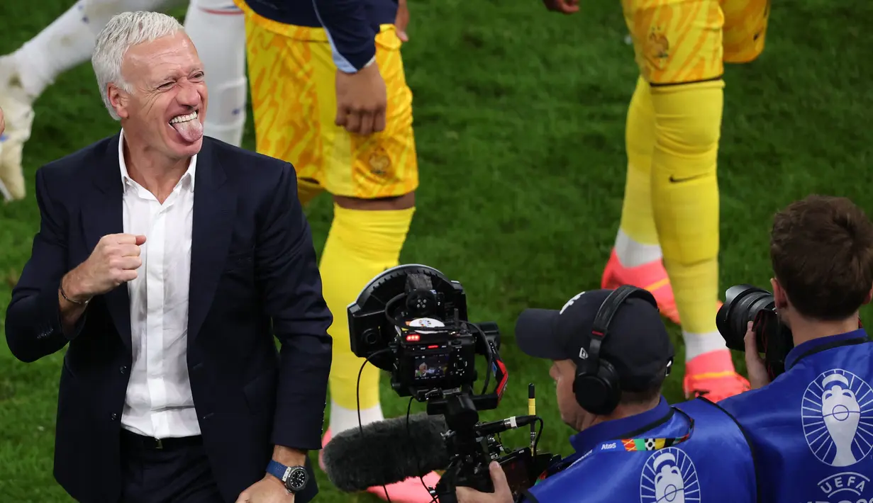Pelatih Prancis, Didier Deschamps, merayakan kemenangan atas Portugal dalam laga 8 besar yang digelar di Volksparkstadion, Hamburg pada Sabtu (6/7/2024). (AFP/Ronny Hartmann)