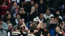 Para pemain Ajax Amsterdam merayakan gol ke gawang Real Madrid pada leg kedua babak 16 besar Liga Champions di Stadion Santiago Bernabeu, Madrid, Spanyol, Selasa (5/3). Ajax lolos ke perempat final Liga Champions. (AP Photo/Manu Fernandez)