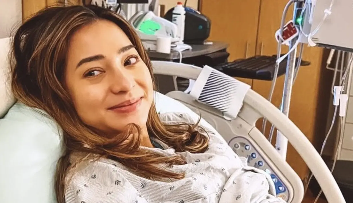 Tiba saatnya melahirkan, Nikita pun tampil dengan senyuman dari wajah glowing polos tanpa makeupnya.@nikitawillyofficial94