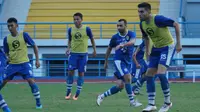 Bek Persib Bandung Fabiano Beltram dan penyerang Artur Gevorkyan mengikuti sesi latihan di Stadion Arcamanik Bandung. (Huyogo Simbolon)