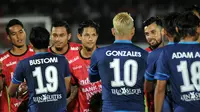 Pemain Bali United menghibur pemain Arema. (Bola.com/Iwan Setiawan)