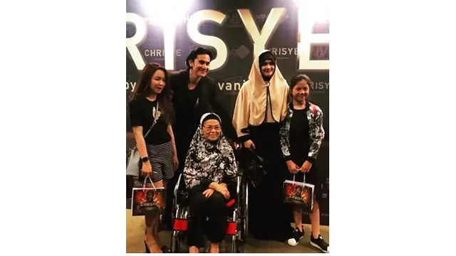 Vino mengajak sosok penting dalam hidupnya untuk menyaksikan Gala Premier film Chrisye.