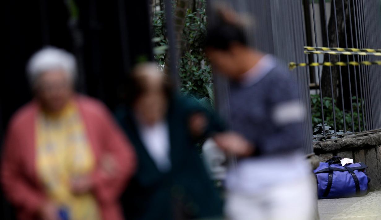 Tas mencurigakan ditemukan jelang Olimpiade Rio de Janiero 2016, di depan sebuah bangunan di dekat pantai Leblon, Brasil, Senin (18/7). Petugas penjinak bahan peledak dikerahkan memeriksa tas yang diduga berisikan bahan peledak. (REUTERS/Ueslei Marcelino)