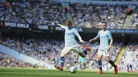 Gelandang Manchester City, Kevin De Bruyne, melepaskan tendangan saat melawan Tottenham Hotspur pada laga Premier League di Stadion Etihad, Sabtu (20/4). Manchester City menang 1-0 atas Tottenham Hotspur. (AP/Rui Vieira)