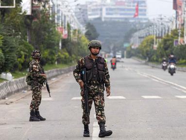 Personel militer melakukan patroli di salah satu ruas jalan sebagai bagian dari langkah-langkah keamanan yang diberlakukan di Kathmandu, Nepal pada 10 September 2025. (PRABIN RANABHAT/AFP)