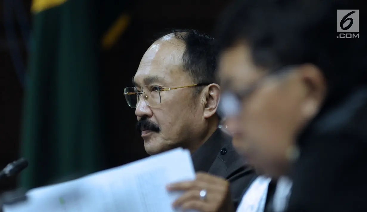 Terdakwa dugaan merintangi penyidikan dugaan korupsi e-KTP, Fredrich Yunadi saat mengikuti sidang lanjutan di Pengadilan Tipikor, Jakarta, Kamis (29/3). Sidang mendengarkan keterangan saksi. (Liputan6.com/Helmi Fithriansyah)