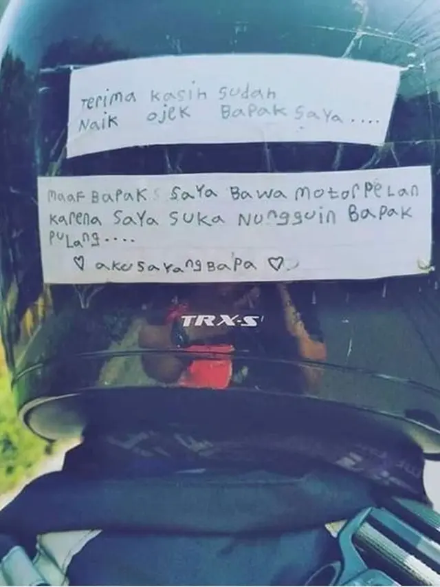 6 Tulisan di Helm Ojek Online Ini Penuh Makna, Bikin Haru